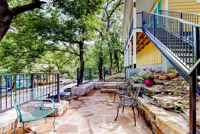 Image de New Orleans-themed getaway with a full kitchen, washer/dryer, & Ac