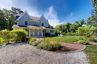 Image de Gorgeously rebuilt Cape Cod estate with lovely grounds, walk to private beach