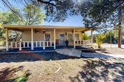 Image de Dog-friendly country cottage with scenic hill views, wrap-around porch, and W/D