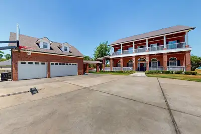 Image de CedarGrove Hideaway - Main House | Lakeside stay in Montgomery