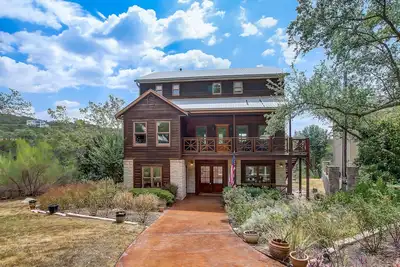 Image de Countryside 3-story home with game room, Wfh office & guest house with kitchen