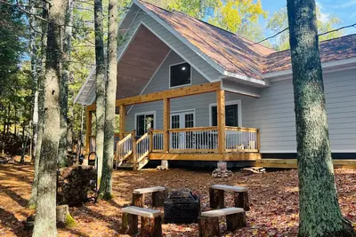 Image de Dog-friendly, lakefront getaway with a firepit, dock, washer/dryer, & Ac