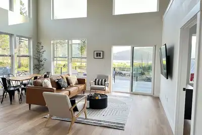 Image de Modern house in Detroit lake, with breathtaking views