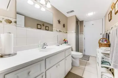 Image de Easy access to the Pool & Beach, end unit