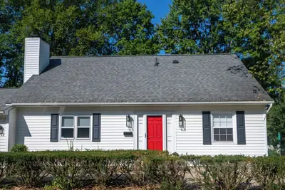 Image de Newly renovated home located across from Wra and steps from downtown Hudson. <br>