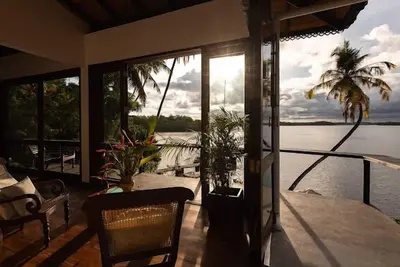 Image de Cottage by the Lake (5 mins from the beach)