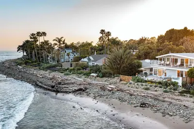 Image de \"Queen of the Coast\" Beachfront Oasis in Rincon Point