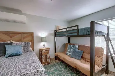 Image de Kahuna Cottage- Family Friendly | Fenced Yard