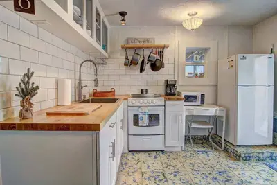 Image de Sunshine Cottage- Fire Pit | Fenced in Yard