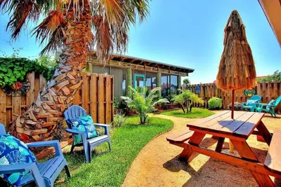 Image de Private Cabana | 5 Min to Beach | Picnic Table
