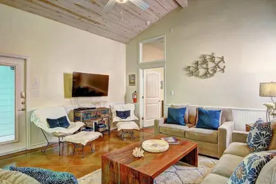 Image de Crane's Landing~Winter Texans Welcome~Ground Level