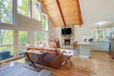 Image de Decks & Views: Scenic Cabin in Beech Mountain!