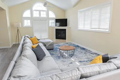 Image de Spacious townhouse 4 miles from the beach
