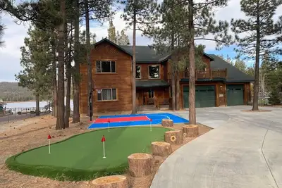 Image de 6 Bedrooms, 9 Beds, almost 6000 Sqft - 2 Game Rooms -Putting Green - By The Lake