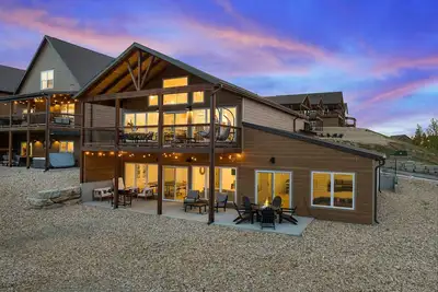 Image de 5 Bd | 7 Bth | Private Indoor Pool | Hot Tub | Ping Pong | Foosball | Firepit