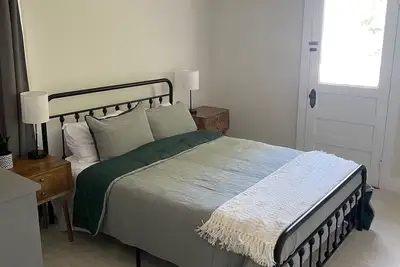 Image de Family-Sized home central to everything!