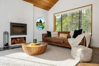 Image de Nature Retreat: Renovated Lakeside Chalet w/ Hot tub, Water & Mountain Views