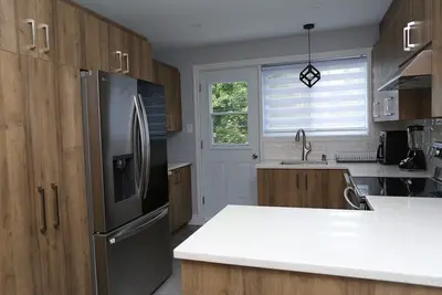 Image de À 5 minutes de Montréal! Beaux et chaleureux 51\/2 près de tout.