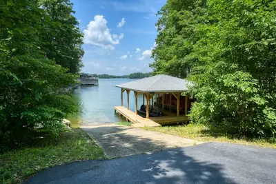 Image de Lake, Entire House, 4br, Hot Tub, New Fire Pit, Dog Friendly w/Fenced yard!