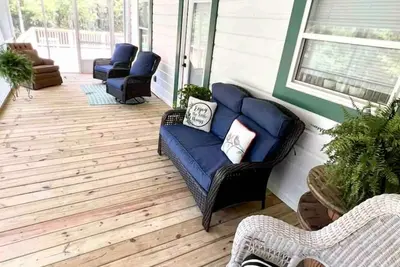 Image de The Lakefront Deckhouse- perfect place for relaxing with nature and family