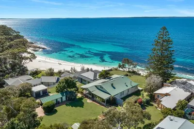 Image de Historic Elegance Meets Beachfront Luxury: A Heritage-Listed Oasis