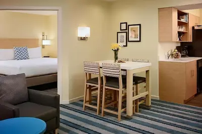 Image de Enjoy Free Breakfast and Outdoor Pool! Discover a Charming Stay in Princeton!