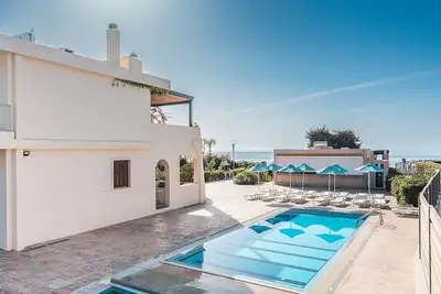 Image de Appartement dans un hôtel \"Amaryllis Fully Equipped Beach Front House\" avec piscine partagée