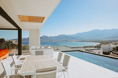 Image de Villa d' architecte avec superbe vue sur la baie de Calvi, entre mer et montagne