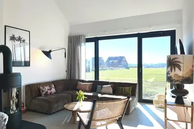 Image de Spacious, light-filled loft with rooftop terrace and fireplace.