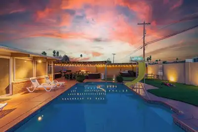 Billiards, Ping Pong, XBox, Heated Pool, Spa :o)