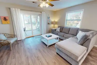 Image de Steps away from the beach with great gulf views