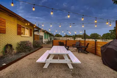 Image de Casa Verde. Mid-century Charmer in Old Town!