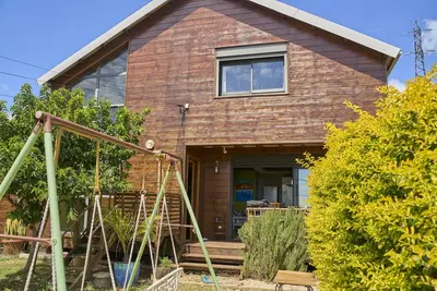 Image de Maison Chaleureuse pour Familles et Groupes, un Oasis de Calme