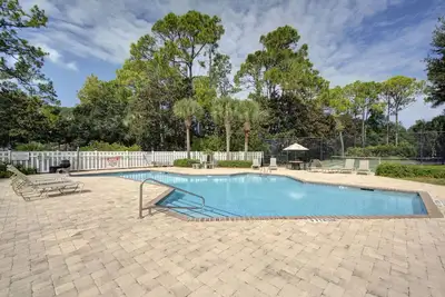 Image de Gated Beach Condo • Pool, Tennis, Gym • Walk to Ziggy’s • St. Simons