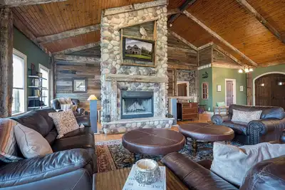 Image de Peep the Leaves @ The Territory's Best Lodge - Hot Tub! Fire Pit! Views!