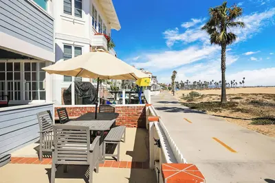 Image de Stunning Beachfront Home in Prime Newport Location! Walk to Dining & Shopping