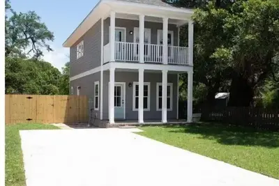 Image de Practically Perfect Place in Every Way