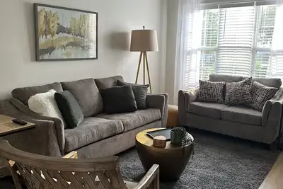 Image de Perfect location in Greensboro-Entire Townhouse