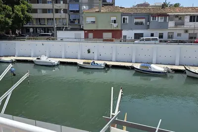 Image de Large detached home with its own dock and a prime location