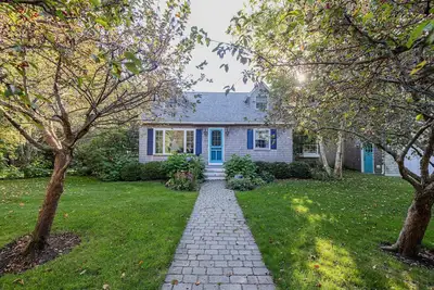 Image de Just a Short Stroll to the Beach, Large 4 Br Home