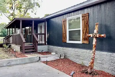 Image de Waterfront home newly renovated! Quiet & peaceful, + a 100 ft dock 2 fish from!