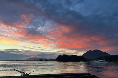 Image de Paradise On The Water Just 4 Minutes Across By Our Boat From Downtown Tofino!