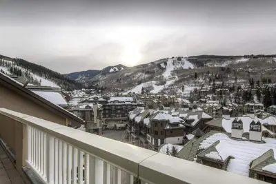 Image de Beaver Creek 3 Br condo. Walk to lift/ski school. Spring break: March 23-30.