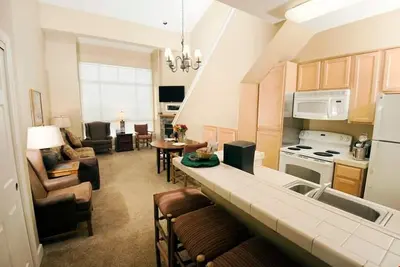 Image de Slopeside Location + Shared Outdoor Hot Tub