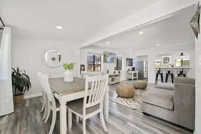 Image de Magic Mountain 4 Bedroom 3 Bath Escape Modern Home