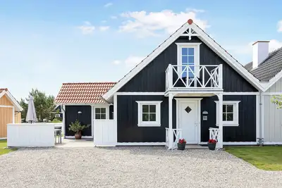 Image de Cozy, central house near the sea