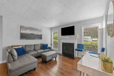 Image de Modern Sapphire Sanctuary near Braves Stadium