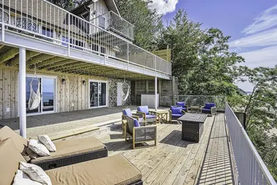 Image de Eagle's Landing: Lake Michigan Waterfront, Private Beach, Fireplace, Decking