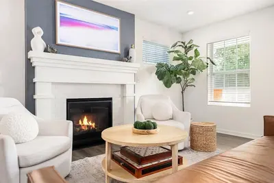 Image de Haven House: Year-Round Swimming Pool & Hot Tub, Fireplace, Walk to Lk Michigan