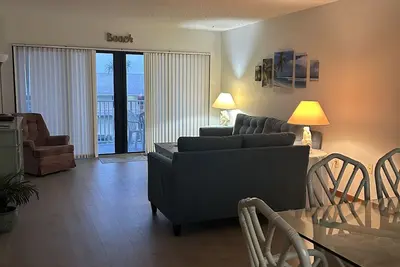 Image de Ocean view, bldg is beachfront, located near restaurants, popular attractions.
